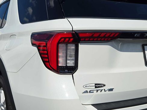 Used 2025 Ford Explorer Active w/ Active Comfort Package RWD image 9