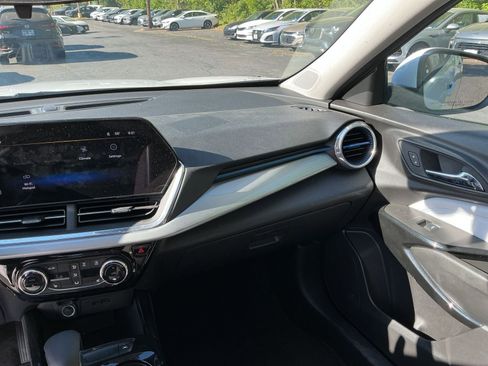 Used 2025 Chevrolet Trax LT w/ LT Convenience Package image 30