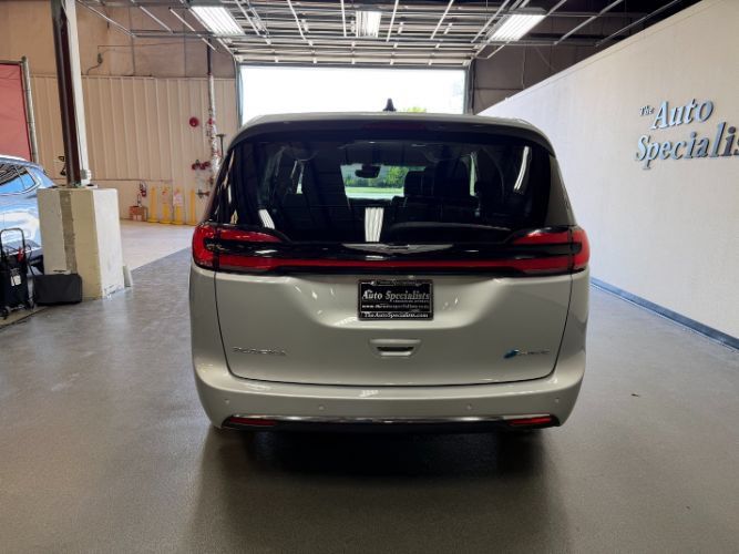 Used 2024 Chrysler Pacifica Limited FWD image 5