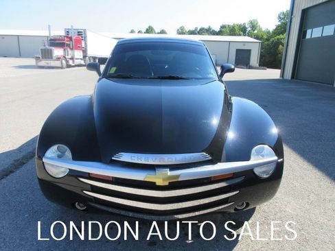 Used 2004 Chevrolet SSR w/ Preferred Equipment Group RWD image 9