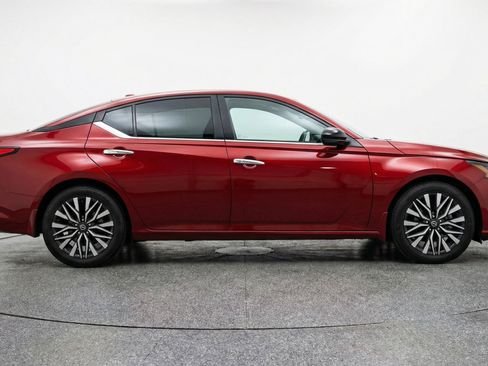 Used 2025 Nissan Altima 2.5 SV FWD image 11