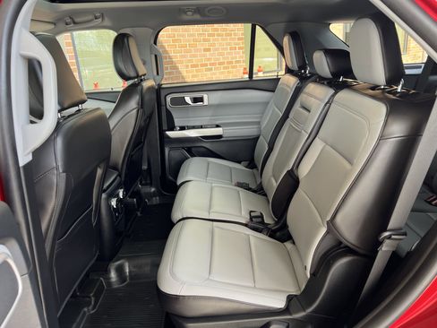 Used 2021 Ford Explorer XLT w/ Equipment Group 202A AWD/4WD image 19