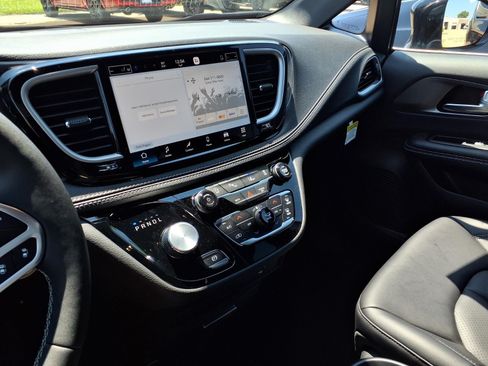 New 2026 Chrysler Pacifica Select FWD image 6