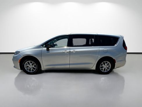 Used 2024 Chrysler Pacifica Touring-L FWD image 6