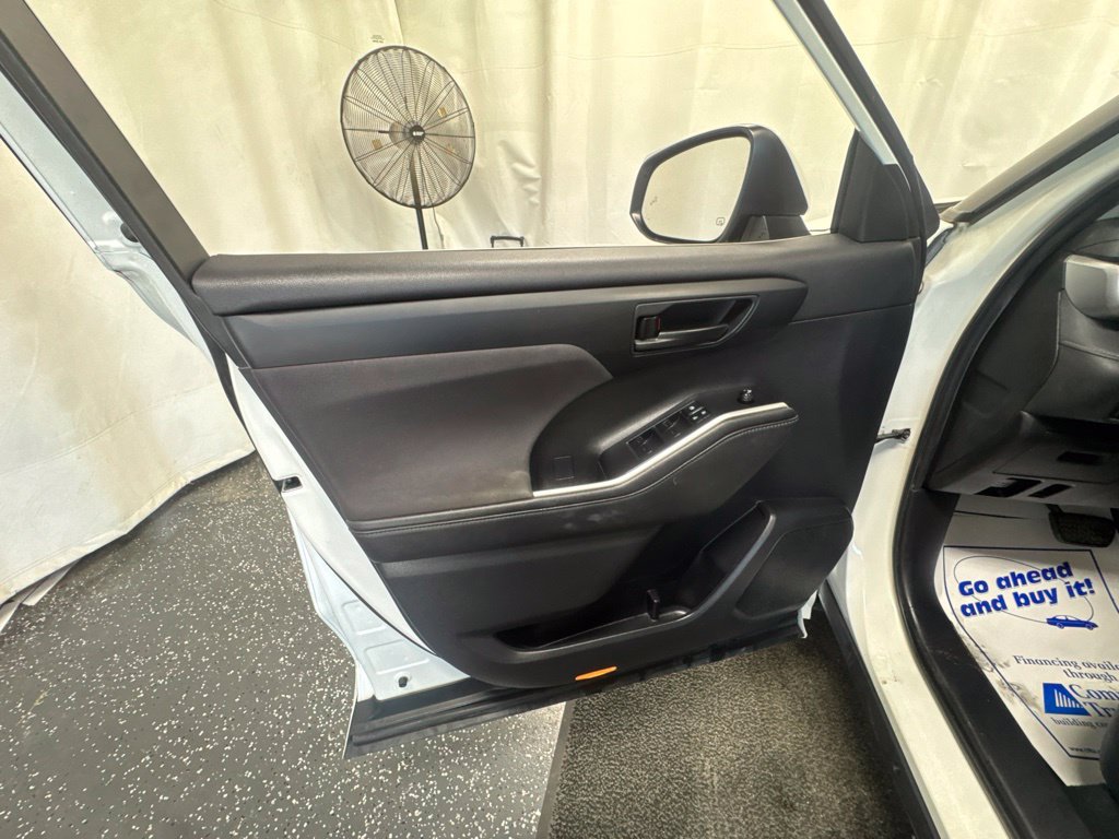 Used 2021 Toyota Highlander LE AWD/4WD image 13