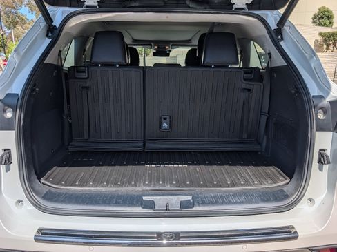 Used 2023 Toyota Highlander Platinum FWD image 10