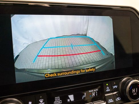 Used 2025 Toyota Highlander XLE image 16