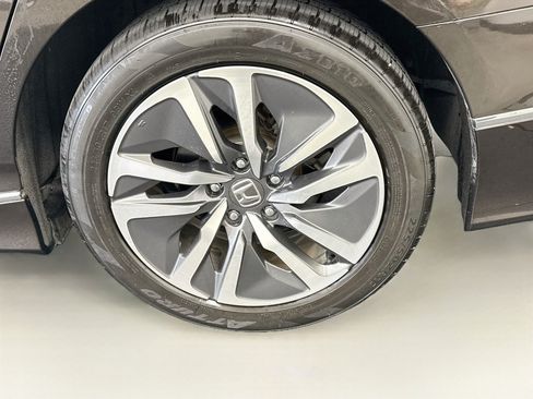Used 2018 Honda Accord Touring image 11
