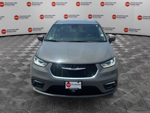 Used 2023 Chrysler Pacifica Touring-L FWD image 8