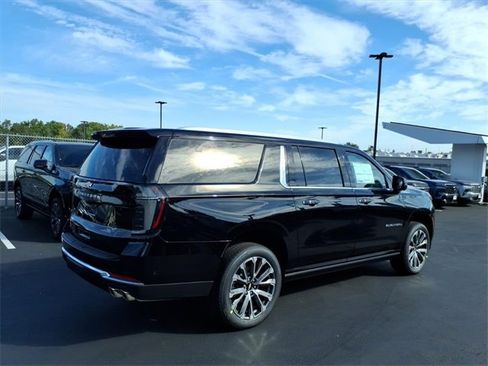 New 2026 Chevrolet Suburban High Country image 3