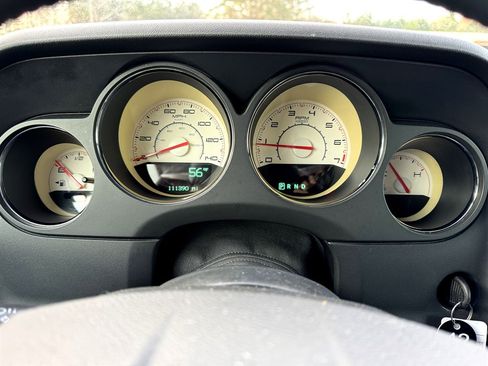 Used 2014 Dodge Challenger SXT image 19