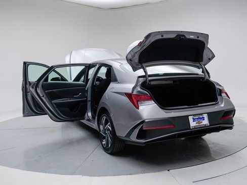 Used 2025 Hyundai Elantra SEL image 19