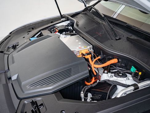 Used 2022 Audi e-tron Premium w/ Convenience Plus Package image 38