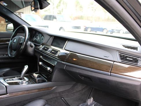 Used 2013 BMW 750i image 17