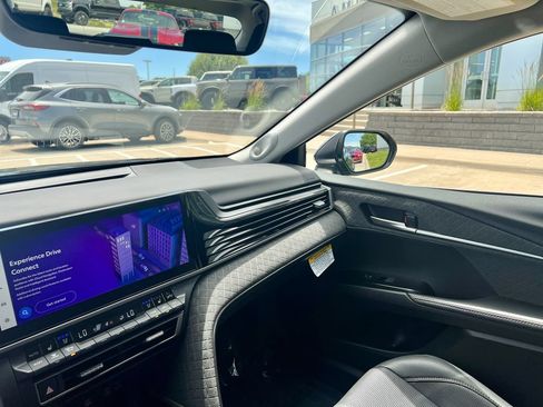 Used 2025 Toyota Camry Hybrid AWD/4WD image 19