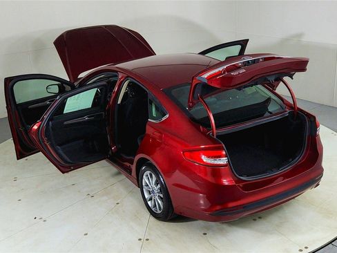 Used 2017 Ford Fusion SE image 26