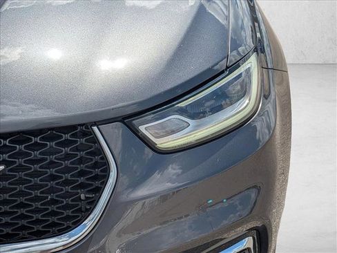 Used 2022 Chrysler Pacifica Touring-L FWD image 9