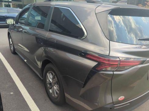 Used 2021 Toyota Sienna XLE FWD image 3
