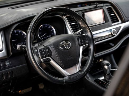 Used 2017 Toyota Highlander Plus image 4