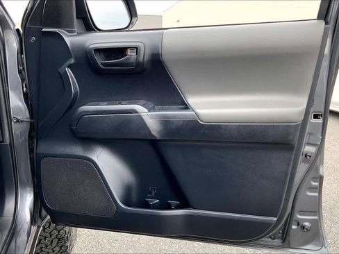 Used 2018 Toyota Tacoma SR image 21