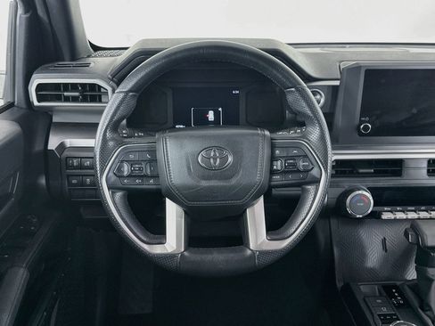 Used 2025 Toyota 4Runner SR5 AWD/4WD image 18
