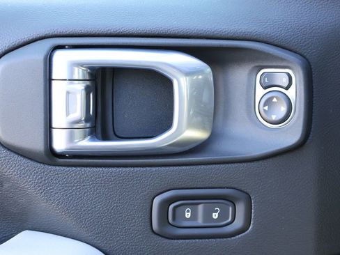 Used 2021 Jeep Wrangler Unlimited Sahara image 10