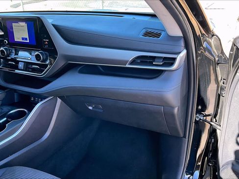 Used 2024 Toyota Highlander XLE image 17