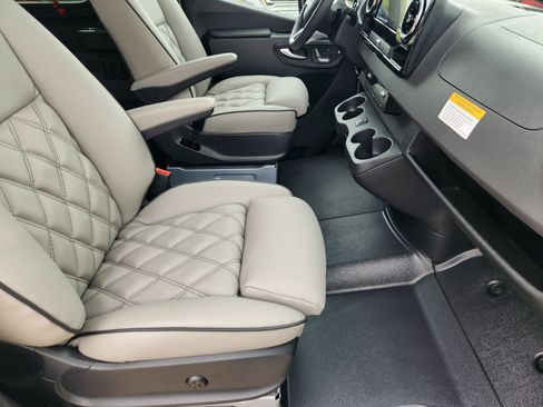 Used 2025 Mercedes-Benz Sprinter 2500 image 3