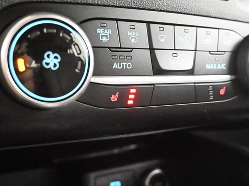 Used 2020 Ford Escape SE image 19