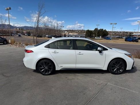 Used 2023 Toyota Corolla SE w/ SE Package image 11