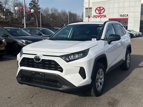 Used 2021 Toyota RAV4 LE image 3