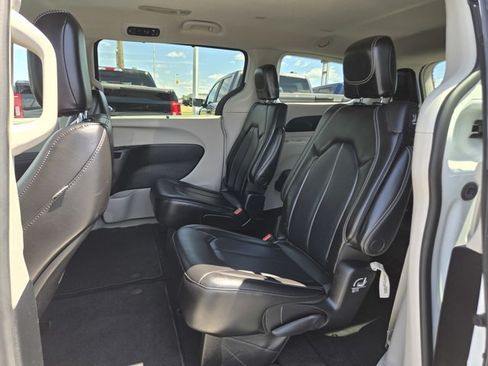 Used 2023 Chrysler Pacifica Touring-L FWD image 30