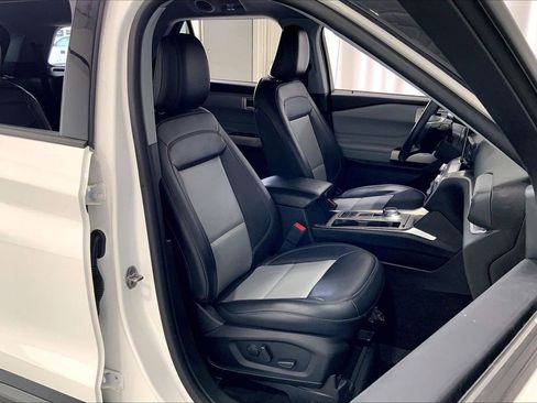 Used 2022 Ford Explorer XLT w/ Equipment Group 202A RWD image 16