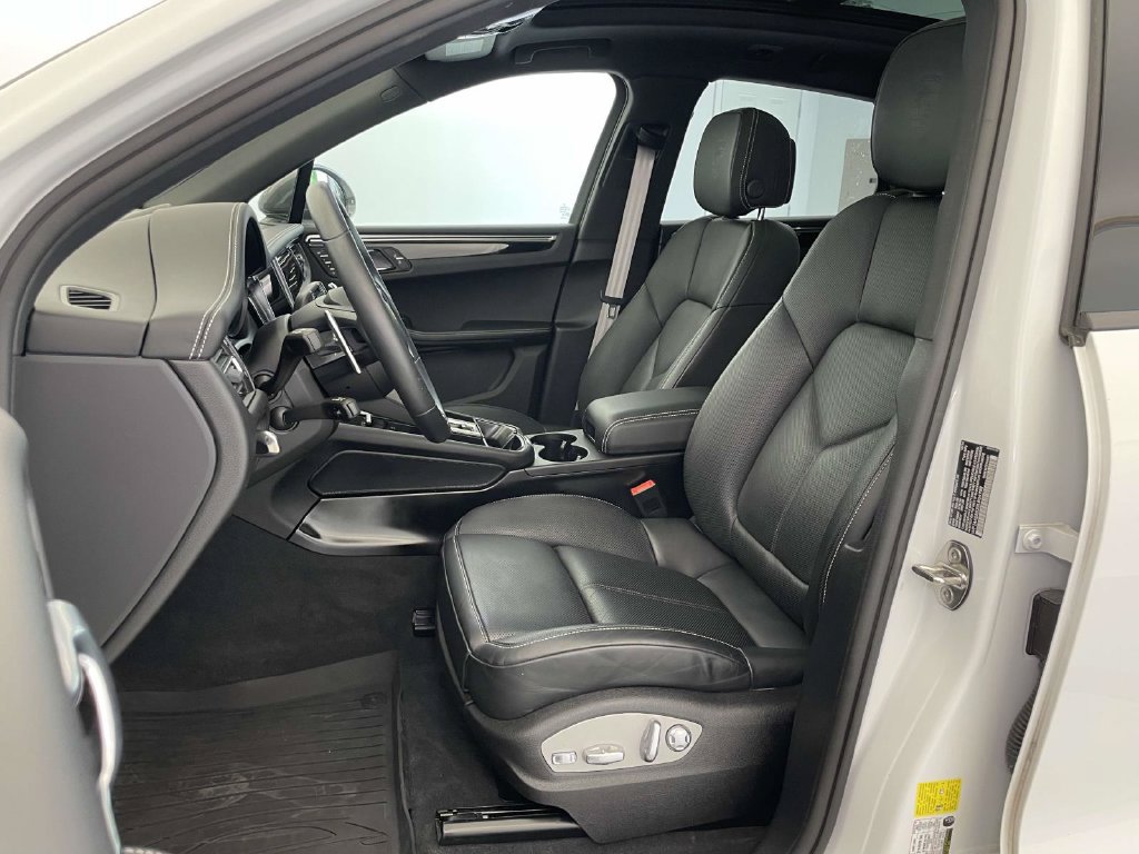 Certified 2025 Porsche Macan Turbo AWD/4WD image 5