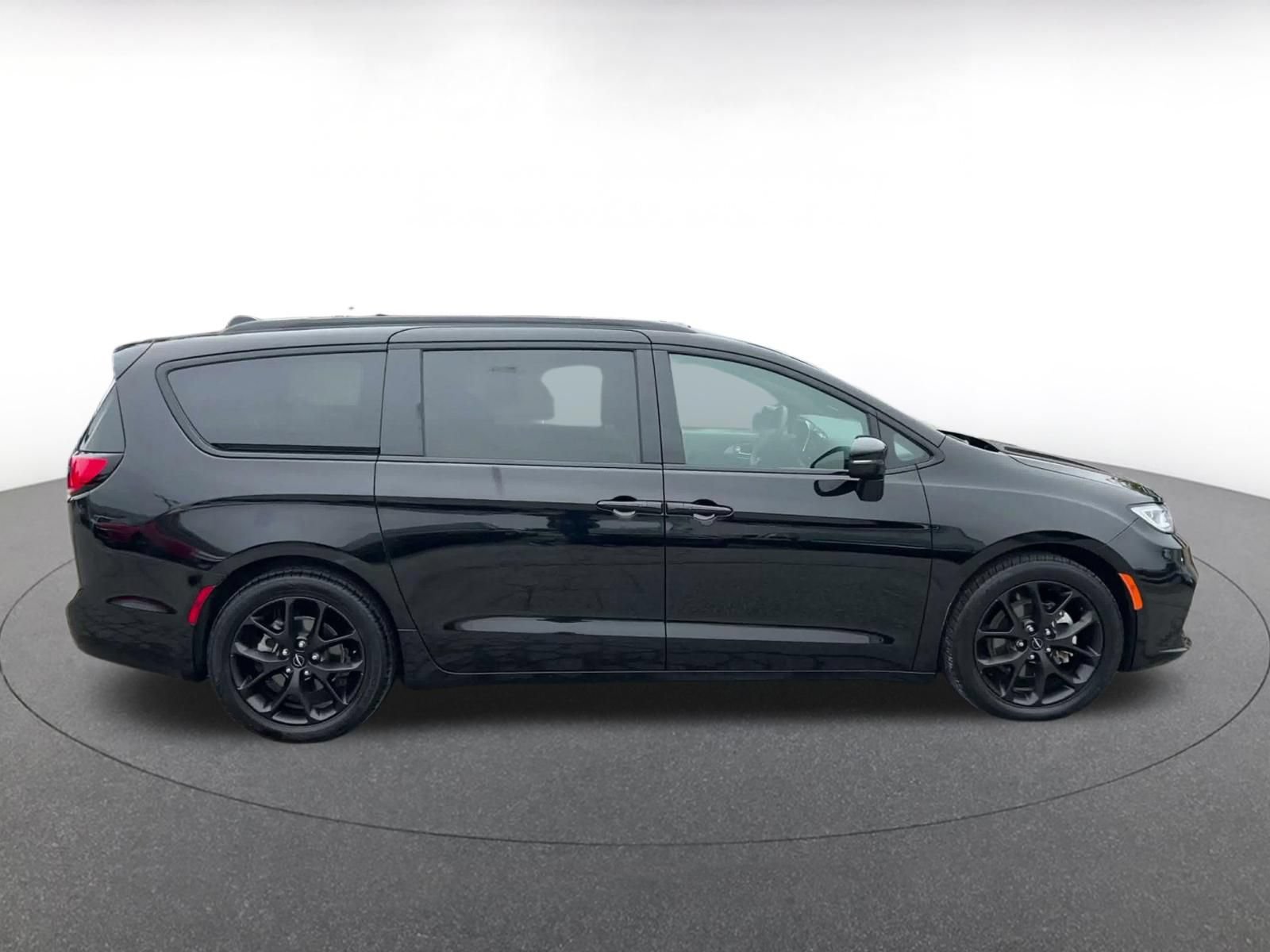 Used 2025 Chrysler Pacifica Limited FWD image 15