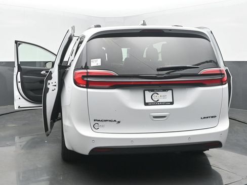Used 2025 Chrysler Pacifica Limited FWD image 60