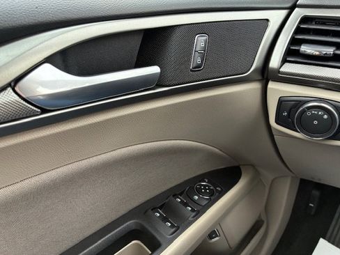Used 2018 Ford Fusion SE FWD image 22