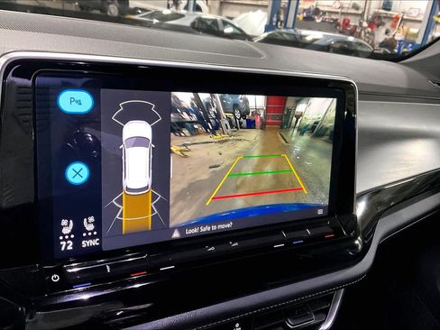 Used 2025 Volkswagen Atlas Cross Sport SE image 27