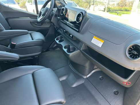 Used 2024 Mercedes-Benz Sprinter 2500 image 17