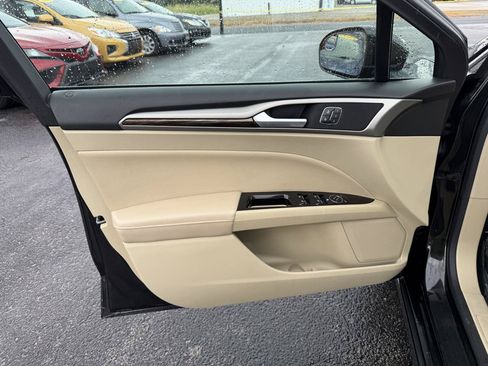 Used 2014 Ford Fusion SE w/ Equipment Group 202A FWD image 11