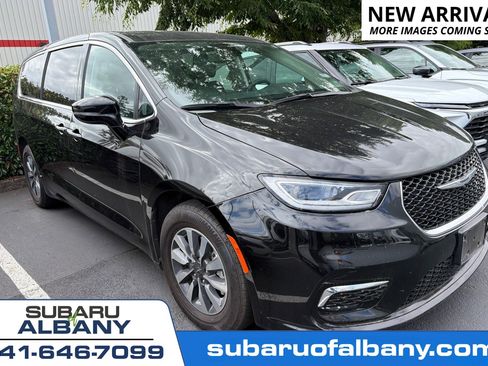Used 2024 Chrysler Pacifica Limited FWD image 1