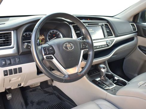 Used 2018 Toyota Highlander XLE AWD/4WD image 45