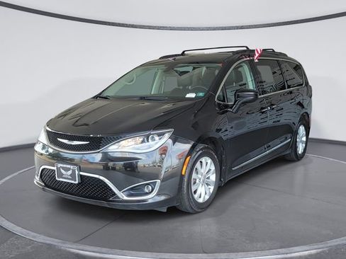 Used 2017 Chrysler Pacifica Touring-L image 4