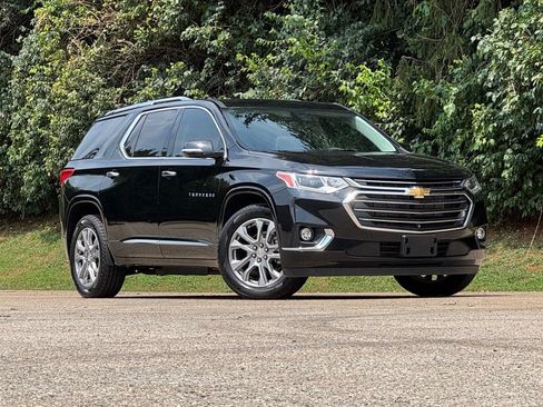 Used 2020 Chevrolet Traverse Premier FWD image 2