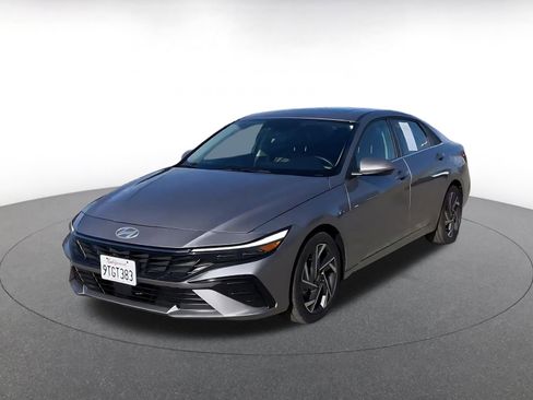 Used 2025 Hyundai Elantra Limited image 7