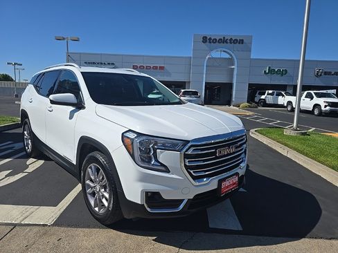 Used 2024 GMC Terrain SLT image 2