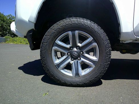 Used 2016 Toyota Tacoma TRD Sport AWD/4WD image 9