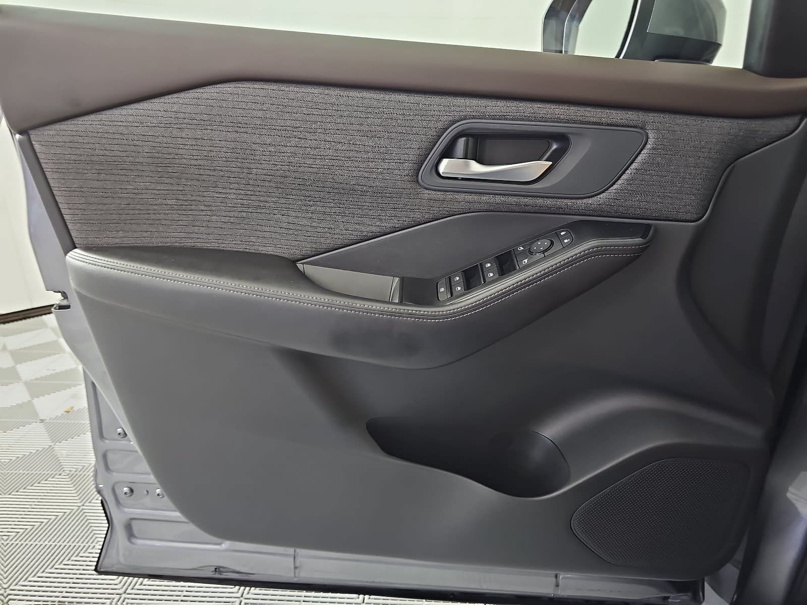 Used 2023 Nissan Rogue SV FWD image 25