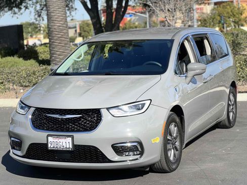 Used 2022 Chrysler Pacifica Touring-L image 16