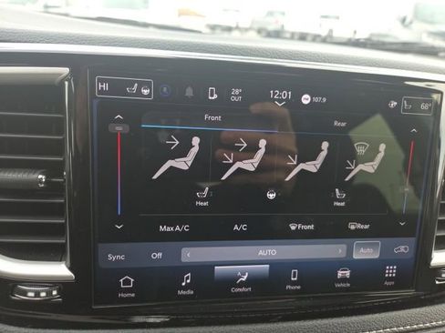 Used 2023 Chrysler Pacifica Touring-L image 35